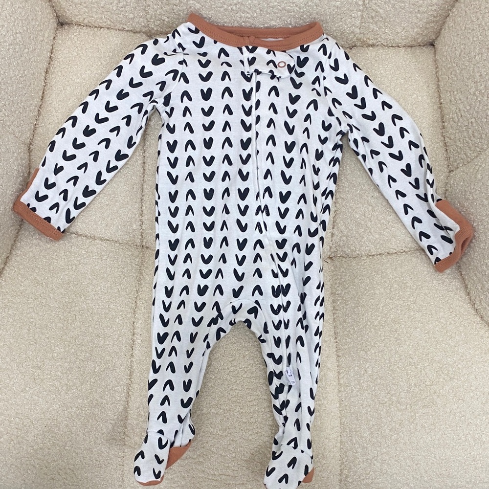 Cloud Island Black and White Heart Footie